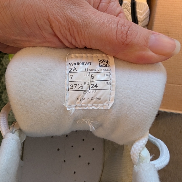 New Balance 608 White / Navy Woman's Sneakers, Size 7 Narrow - Picture 6 of 7